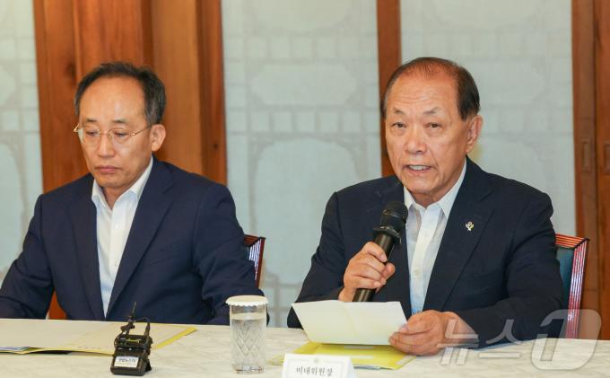 [사진] 발언하는 황우여 비대위원장
