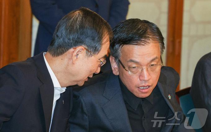 [사진] 대화 나누는 한덕수 총리와 최상목 부총리
