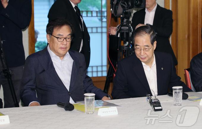 [사진] 인사 나누는 한덕수 총리와 정진석 비서실장