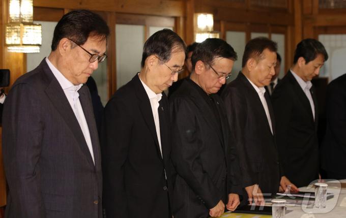 [사진] 피해자들 위한 묵념
