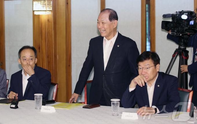 [사진] 제19차 고위당정협의회 참석하는 황우여 비대위원장
