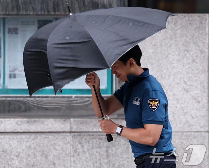 [사진] 바람에 휘청이는 발걸음