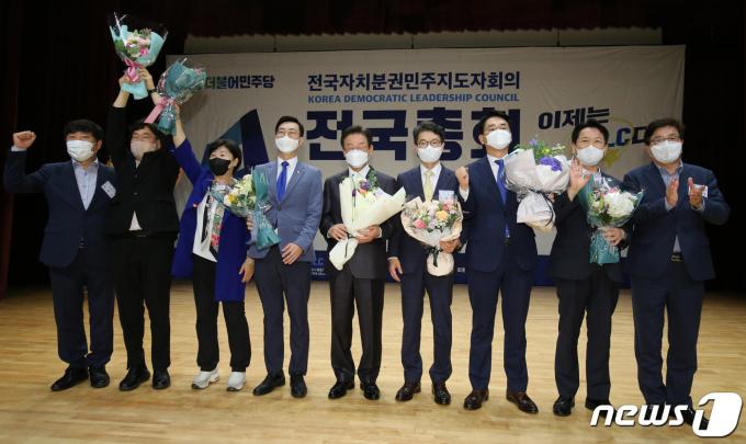 지난 2022년 8월 19일 이재명, 박용진 당시 더불어민주당 당대표 후보가 대전 서구문화원에서 열린 더불어민주당 전국자치분권민주지도자회의(KDLC)에서 최고위원 후보 및 KDLC 임원들과 기념촬영 을 하고 있다. /뉴스1 ⓒ News1 김기태 기자