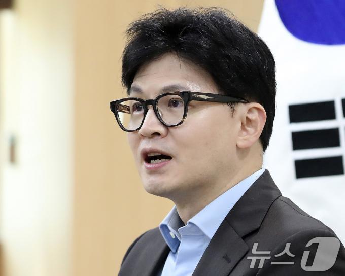 국민의힘 당권주자인 한동훈 전 비상대책위원장이 28일 오후 부산시청 의전실을 찾아 박형준 부산시장과 면담 중 발언하고 있다. 2024.6.28/뉴스1 ⓒ News1 윤일지 기자