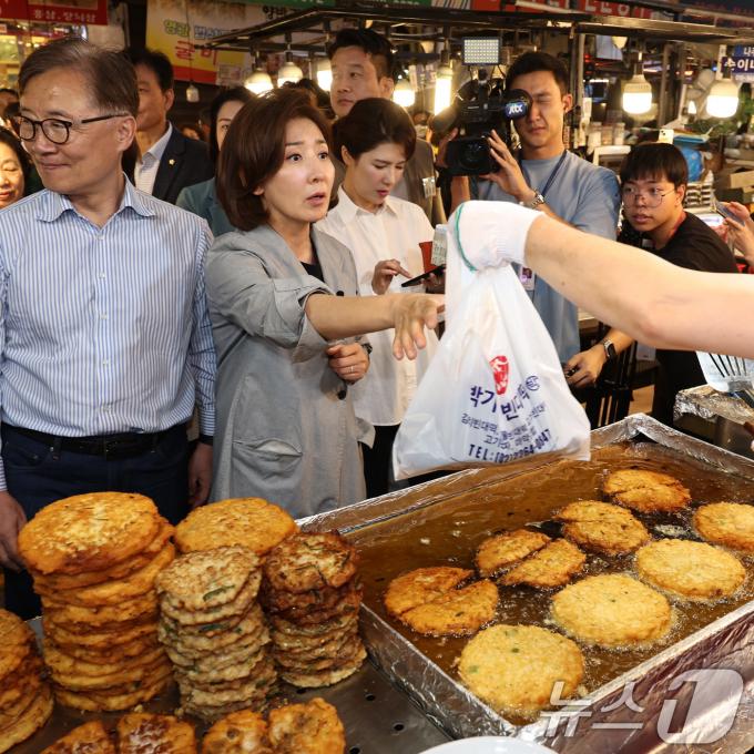[사진] 광장시장 빈대떡 사는 나경원 의원