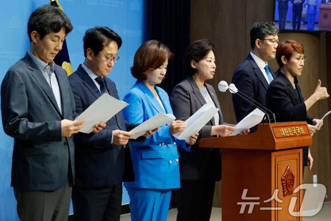 남인순 더불어민주당 이태원참사특위 위원장과 위원들이 28일 오후 서울 여의도 국회 소통관에서 김진표 전 국회의장 회고록에서 윤석열 대통령이 이태원 참사 조작 가능성을 언급했다는 내용과 관련해 '이태원참사 음모론, 윤석열 대통령은 국민 앞에 직접 입장을 밝혀라!' 기자회견을 하고 있다. 2024.6.28/뉴스1 ⓒ News1 안은나 기자