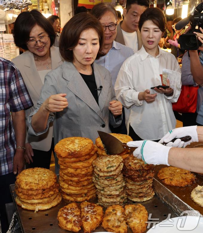 [사진] 빈대떡 사는 나경원 의원