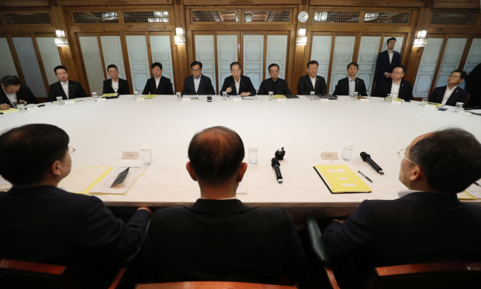당정이 인구전략기획부를 신설하고 소상공인 지원을 늘릴 계획이다. 사진은 30일 진행된 고위당정협의회. /사진=뉴스1(공동취재)