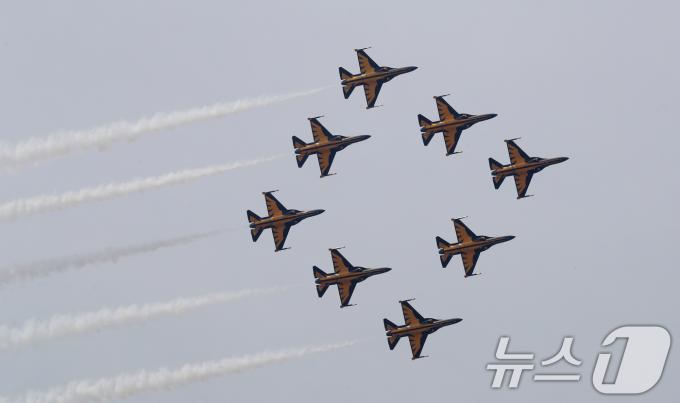 5일 오전 경기 수원시 공군 제10전투비행단에서 열린 'F-4 팬텀 퇴역식 미디어데이'에서 공군 특수비행팀 블랙이글스가 수원기지 상공에서 축하 비행하고 있다. 2024.6.5/뉴스1 ⓒ News1 김영운 기자