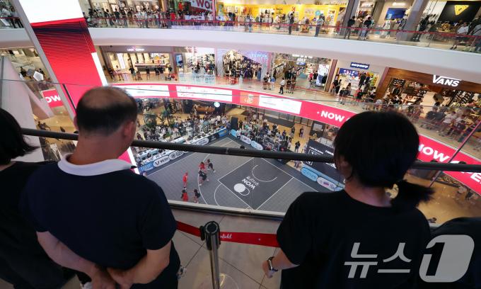 [사진] 3x3 트리플잼 바라보는 쇼핑객들