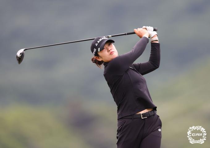 [사진] 티샷하는 김연희