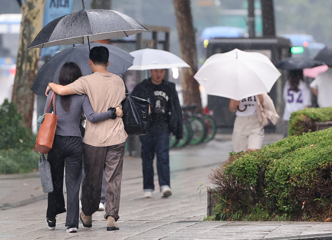 1일에는 전국이 대체로 흐린 가운데 남부지방은 비가 내릴 전망이다. 사진은 서울 종각역 인근에서 우산을 쓰고 이동하는 시민. /사진=뉴스1