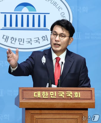 국민의힘 당권주자인 윤상현 의원이 26일 오전 서울 여의도 소통관에서 당대표 출마 선거와 관련한 기자회견을 하고 있다. 이날 윤 의원은 국민의힘 최초로 당원·시민선거대책위원장을 공모한다고 밝혔다. 2024.6.26/뉴스1 ⓒ News1 김민지 기자