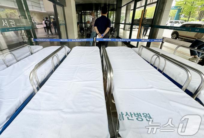 서울 송파구 서울아산병원에서 환자와 보호자들이 이동하고 있다. 2024.6.11/뉴스1 ⓒ News1 박지혜 기자