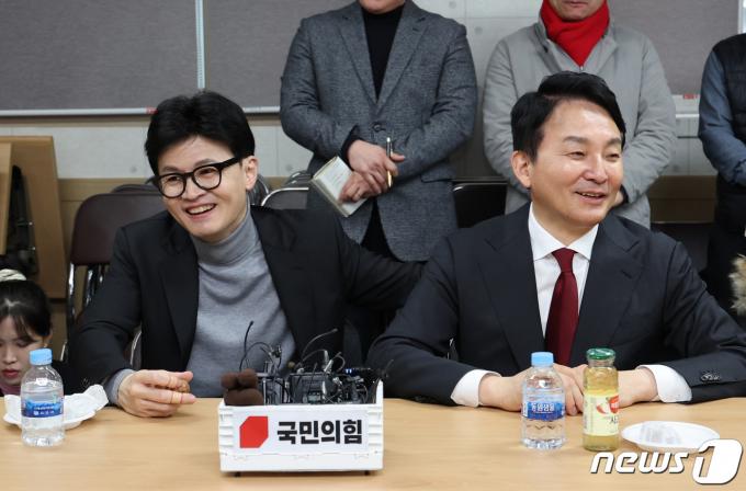 한동훈 전 국민의힘 비상대책위원장이 인천 계양구 계양산전통시장을 찾아 상인회와 간담회를 하고 있다. 오른쪽은 원희룡 전 국토교통부 장관. (공동취재) 2024.2.23/뉴스1 ⓒ News1 박지혜 기자