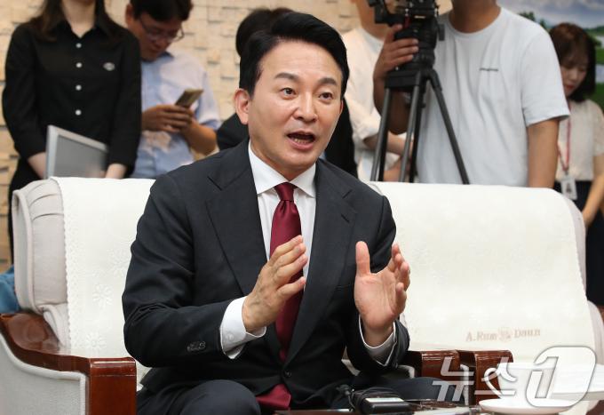 원희룡 국민의힘 당 대표 후보가 대구 북구 대구시청 산격청사를 찾아 홍준표 시장과 면담하고 있다. 2024.6.26/뉴스1 ⓒ News1 공정식 기자