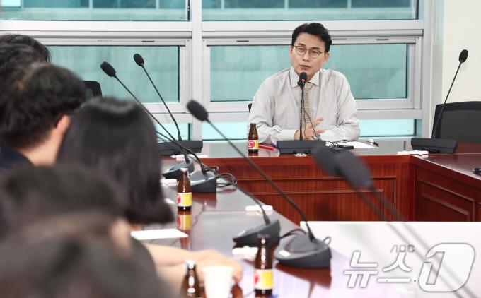 [사진] 청년들 만난 윤상현 국민의힘 당대표 후보