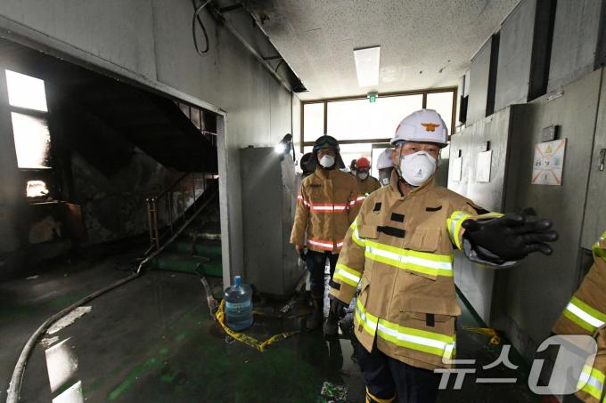 [사진] 화재 현장 찾은 허석곤 신임 소방청장
