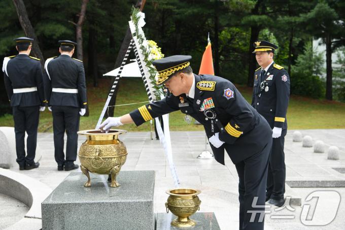 [사진] 소방충혼탑 참배하는 허석곤 신임 소방청장