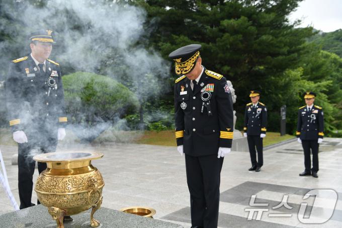 [사진] 허석곤 신임 소방청장, 소방충혼탑 참배