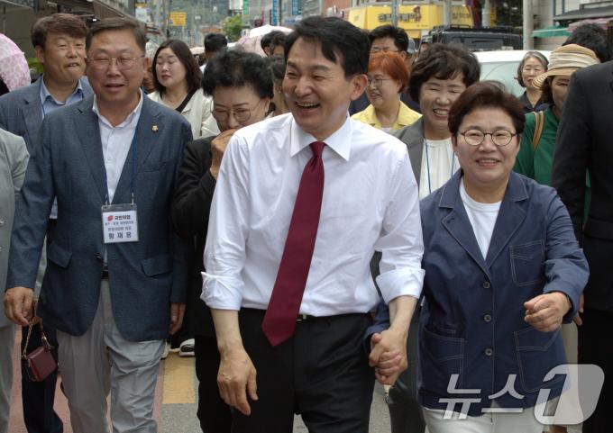 원희룡 국민의힘 당 대표 후보가경북 상주시 중앙시장을 찾아 임이자 의원과 동행하며 지지자들의 격려를 받고 있다. 2024.6.25/뉴스1 ⓒ News1 신성훈 기자,신성훈 기자
