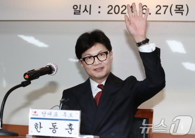 국민의힘 당권에 도전하는 한동훈 후보가 27일 오후 대구 서구 당협사무실을 찾아 지지자들을 향해 손을 흔들며 인사하고 있다. 2024.6.27/뉴스1 ⓒ News1 공정식 기자
