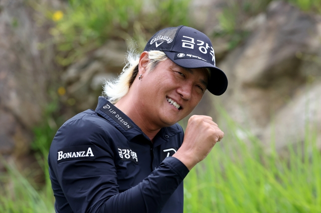 KPGA 투어 비즈플레이·원더클럽 오픈 정상에 오르며 KPGA 투어 통산 6승을 기록한 허인회. /사진= KPGA