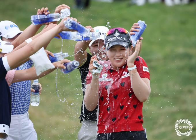 [사진] 우승 물세례 받는 박현경