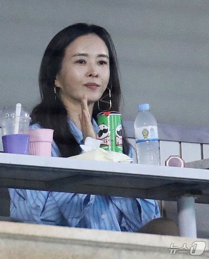 [사진] 잠실 원정 응원 나선 추신수 아내 하원미