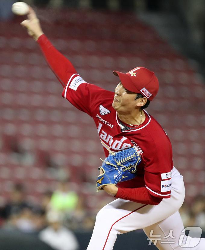[사진] 역투하는 SSG 마무리 투수 문승원