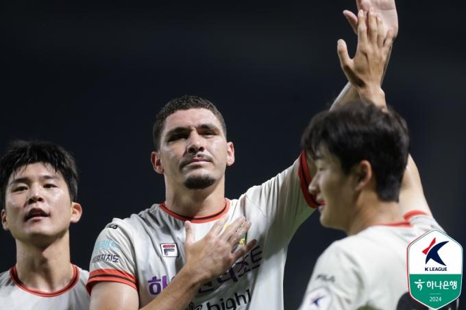 강원FC 공격수 야고가 득점 후 세리머니를 펼치고 있다. (한국프로축구연맹 제공)