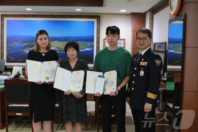 고속버스 안에서 흉기를 휘두르던 20대 여성을 제압하고 피해자 구조에 일조한 시민들이 경남 하동경찰서에서 표창과 보상금을 받고 기념촬영을 하고 있다.(경남경찰청 제공)2018.7.6/뉴스1ⓒ News1
