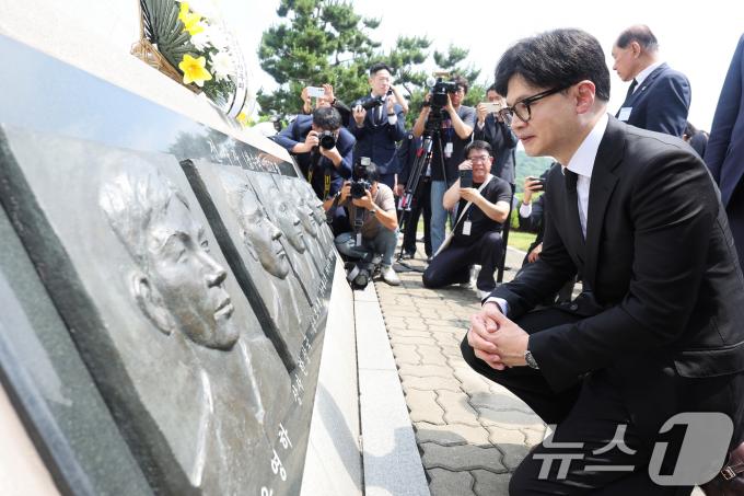 국민의힘 당권주자인 한동훈 전 비상대책위원장이 지난 29일 경기 평택시 해군 제2함대사령부에서 열린 '제2연평해전 승전 22주년 기념식'에서 해전 영웅들의 얼굴 부조상을 바라보고 있다. (공동취재) 2024.6.29/뉴스1 ⓒ News1 김영운 기자