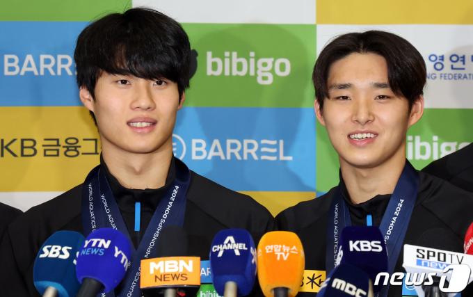한국 수영대표팀의 쌍두마차 황선우(왼쪽)와 김우민. 2024.2.19/뉴스1 ⓒ News1 김명섭 기자