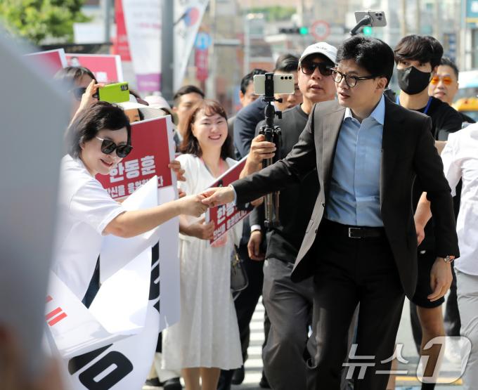 국민의힘 당권주자인 한동훈 전 비상대책위원장이 지난 28일 오전 부산 남구 유엔기념공원 정문 앞에서 지지자들과 인사를 나누고 있다. 2024.6.28/뉴스1 ⓒ News1 윤일지 기자