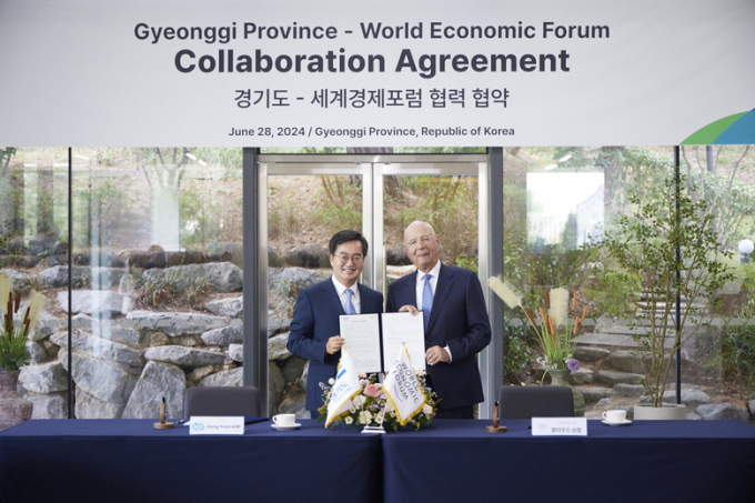 김동연 지사(왼쪽)가 지난 달 28일 도담소(옛 도지사공관)에서 클라우스 슈밥 세계경제포럼(WEF) 회장과 ‘4차산업혁명센터 설립에 관한 협력협약서(CA.Collaboration Agreement)에 서명하고 기념촬영을 하고 있다. / 사진제공=경기도 