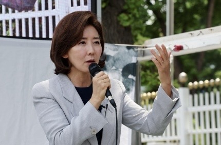 나경원 국민의힘 당 대표 후보가 지난달 30일 원희룡 전 국토교통부 장관과 한동훈 전 비상대책위원장을 겨냥해 "하나는 대통령을 팔고 하나는 틀어졌다"고 말했다. 사진은 나 후보가 지난달 27일 서울 종로구 정부서울청사 인근에서 열린 발달장애인 권리보장 촉구 전국장애인부모연대 오체투지 행진에서 연대 발언하는 모습. /사진=뉴시스