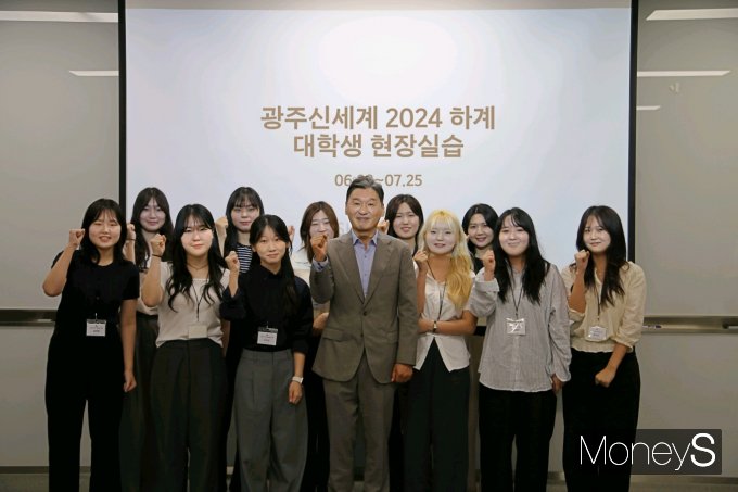 이동훈 광주신세계 대표(앞줄 왼쪽 네번째)가 하계 대학생 현장실습에 참여한 학생들과 포즈를 취하고 있다/사진=광주신세계 제공.