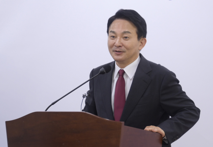 원희룡 전 국토교통부 장관이 한동훈 전 국민의힘 비상대책위원장의 "배신하지 않을 대상은 국민뿐"이라는 발언에 대해 "동의할 수 없다"며 비판의 글을 게시했다. 사진은 원 전 장관이 지난달 28일 경남도청 프레스룸을 찾아 발언하는 모습. /사진=뉴스1(원희룡 캠프 제공) 