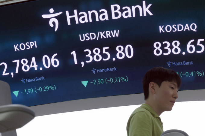  27일 오후 서울 중구 하나은행 본점 딜링룸 전광판에 증시 종가가 표시되고 있다. /사진=뉴스1