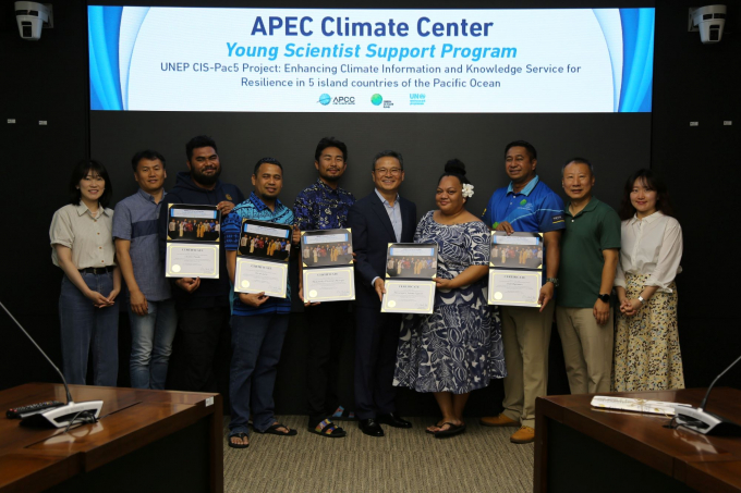 신도식 APCC 원장(오른쪽 다섯 번째)이 5개 태평양 도서국 교육 참가자들에게 교육 수료증을 수여한 뒤 기념 촬영을 하고 있다./사진=기후센터