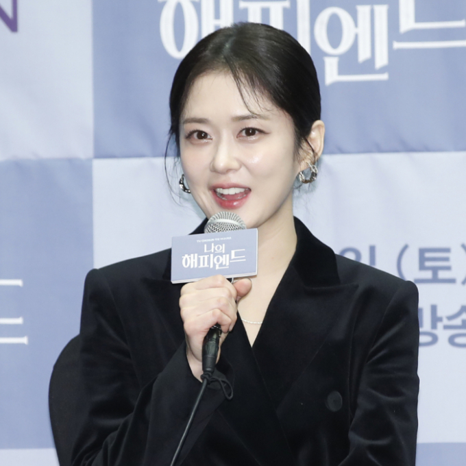가수 겸 배우 장나라가 현재 남편에게 먼저 고백했다고 SBS 예능 프로그램 '미운 우리 새끼'에서 밝혔다. 사진은 지난해 12월21일 서울 마포구 스탠포드호텔코리아에서 열린 TV조선 새 주말 미니시리즈 '나의 해피엔드' 제작발표회에서 인사말을 하고 있는 장나라. /사진=뉴스1