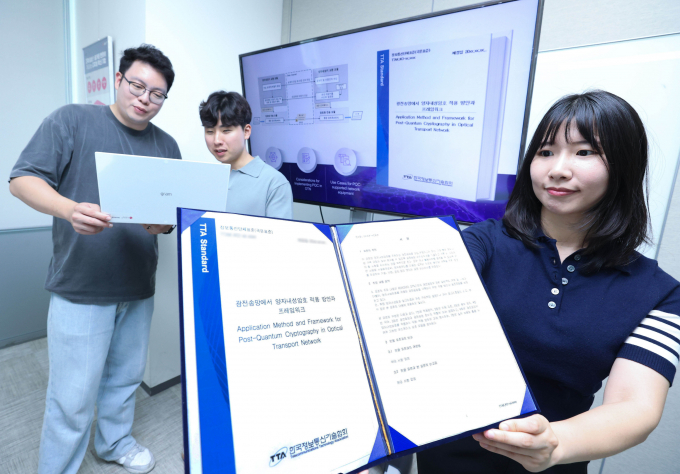 LG유플러스는 한국지능정보사회진흥원(NIA)과 공동으로 제안한 광전송망 양자내성암호(PQC) 적용방안에 대한 표준안이 한국정보통신기술협회(TTA) 표준으로 최종 채택됐다고 1일 밝혔다. 사진은 LG유플러스 직원들이 표준안을 소개하고 있는 모습. /사진=LG유플러스 
