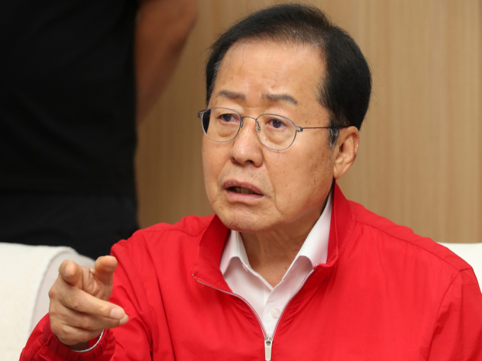 홍준표 대구시장이 30일 한동훈 전 국민의힘 비상대책위원장을 겨냥해 "총선 참패 주범이 또다시 얼치기 좌파들 데리고 대통령과 다른길 가려고 한다"고 비판했다. 사진은 홍 시장은 지난달 26일 대구시청 산격청사를 찾은 원희룡 전 국토교통부 장관과 면담하는 모습. /사진=뉴스1 
