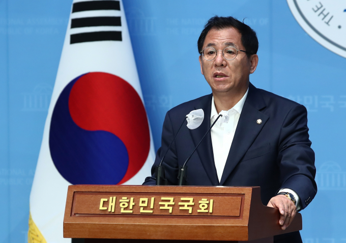 국민의힘 미디어특별위원회가 더불어민주당의 김홍일 방송통신위원장 탄핵 추진에 대해 민주당이 방송을 장악하려는 것이라고 비판했다. 사진은 이상휘 국민의힘 미디어특위원장이 지난달 16일 서울 여의도 국회 소통관에서  민주당의 '방통위 2인 체제 합법성 인정' 관련 기자회견을 하는 모습. /사진=뉴스1