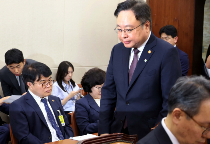 의대 정원 증원 규모 '2000명'을 본인이 결정했다고 밝힌 조규홍 보건복지부 장관이 고발당할 위기에 놓였다. 사진은 조규홍 보건복지부 장관이 지난달 26일 오후 서울 여의도 국회에서 열린 제3차 보건복지위원회 의료계 비상상황 관련 청문회에서 임현택(왼쪽) 대한의사협회장을 지나쳐가는 모습. /사진=뉴시스