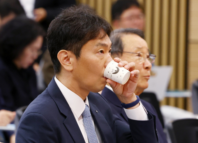 이복현 금융감독원장이 3일 증권사 CEO들과 증권업계 현안에 대해 논의할 예정이다. 이복현 금감원장이 26일 서울 마포구 상장회사회관에서 열린 기업 밸류업을 위한 지배구조 개선 세미나에서 목을 축이고 있다. /사진=뉴시스 전신 기자 
