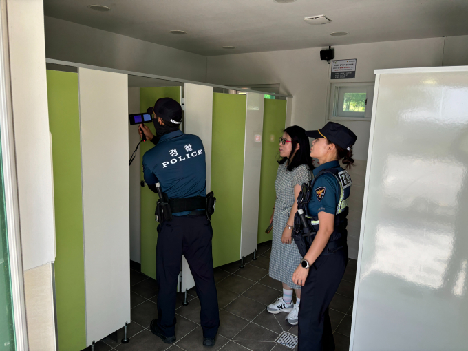 군부대 신병교육대 여자 화장실에서 몰래카메라가 발견돼 경찰이 수사에 나섰다. 사진은 기사와는 무관한 충북경찰청 기동순찰대가 지난달 18일 충북 청주시 청원구 오창읍 일대에서 성폭력 등 범죄 예방을 위해 청주시와 함께 근린 공원 공중화장실에 설치된 비상벨을 점검하는 모습. /사진=뉴시스(충북경찰청 제공) 