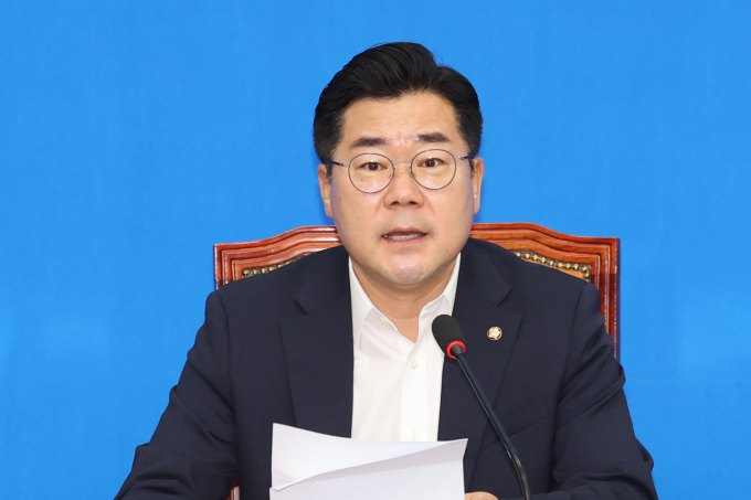박찬대 더불어민주당 원내대표가 김홍일 방송통신위원장과 이상인 방송통신부위원장에 대해 즉각 수사를 해야한다고 고위공직자범죄수사처에 촉구했다. 사진은 박 원내대표가 1일 서울 여의도 국회에서 열린 최고위원회의에서 발언하는 모습. /사진=뉴시스