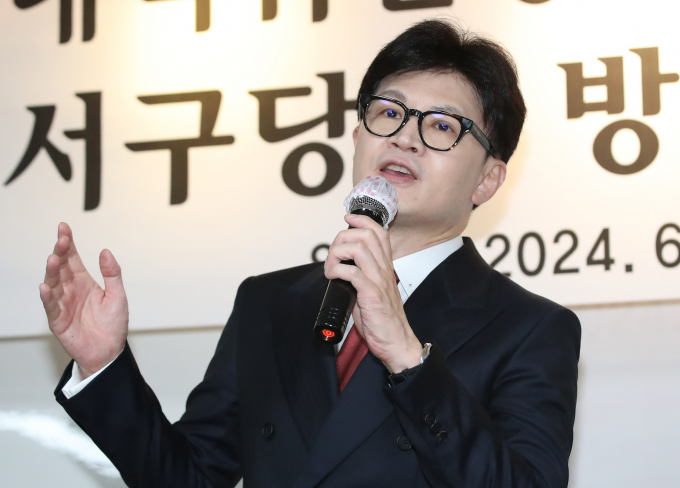 한동훈 전 국민의힘 비상대책위원장이 국민의힘 당대표 후보들의 배신자 프레임 공격에 대해 과거에도 있었던 레퍼토리라며 비판의 메시지를 보냈다. 사진은 한 전 위원장이 지난달 27일 대구 서구 당협사무실을 찾아 연설하는 모습. /사진=뉴스1